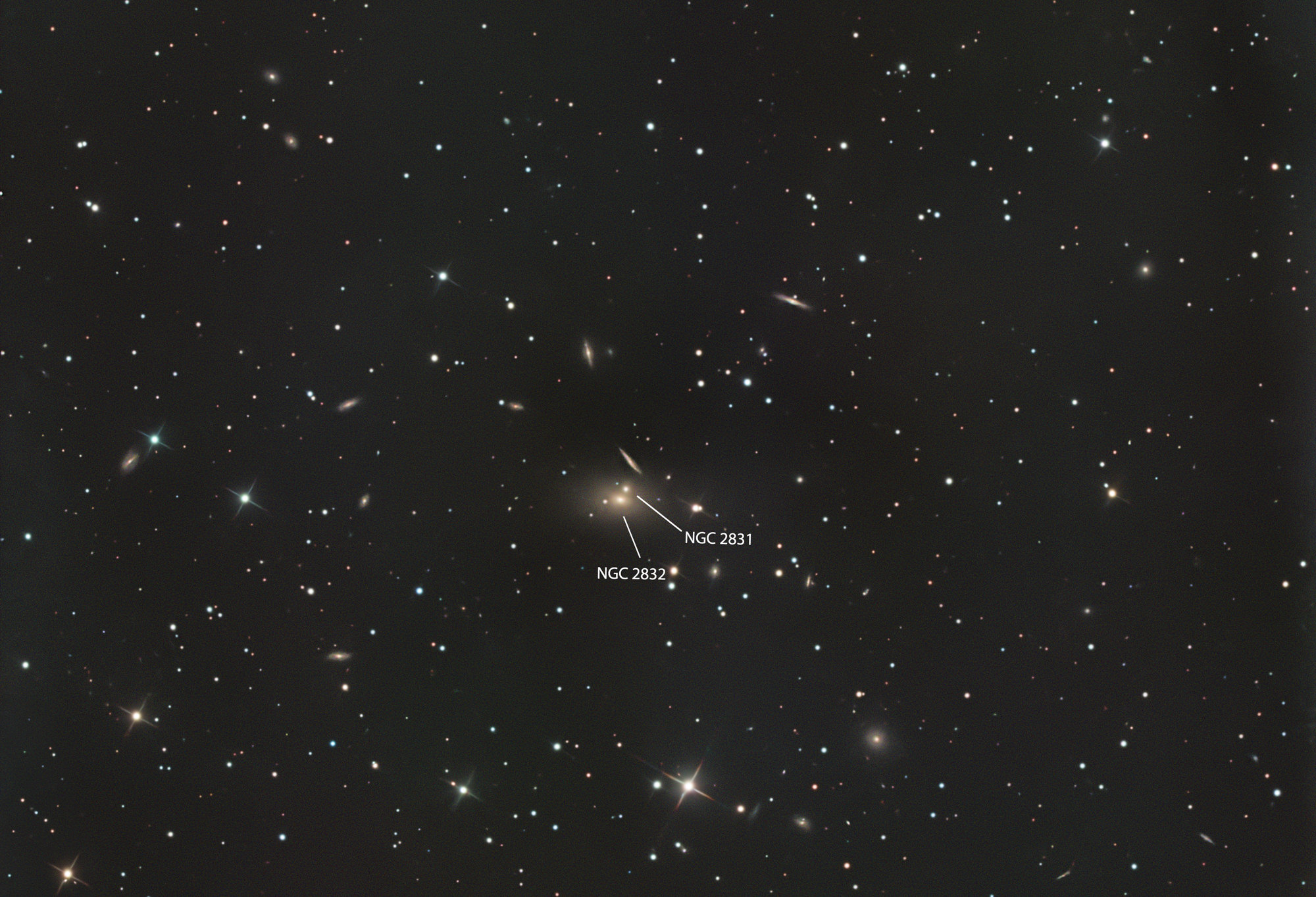 Abell 779 ist ein Galaxienhaufen im Sternbild Luchs und enthält mehrere bedeutende Galaxien, darunter NGC 2832. Insgesamt sind die Galaxien im Haufen winzig. Die größte und hellste ist NGC 2832 in der Bildmitte, eine Typ-cD-Galaxie. Sie scheint mit der 25" entfernten Galaxie NGC 2831 gezeitenartig zu interagieren und liegt mit NGC 2832 im selben Halo.